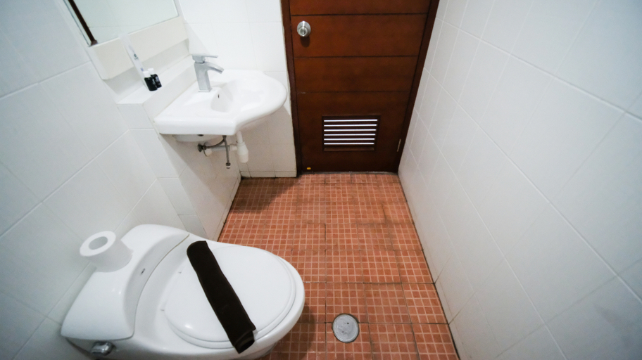 Bathroom 5, Strategic Studio Apartment at High Point Serviced By Travelio, Surabaya