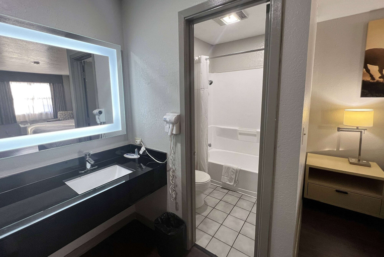Bathroom 5, Days Inn by Wyndham Canton, Van Zandt
