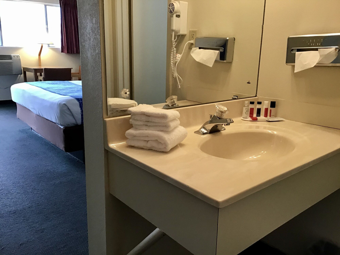 Bathroom 4, Travelodge by Wyndham Powell, Park