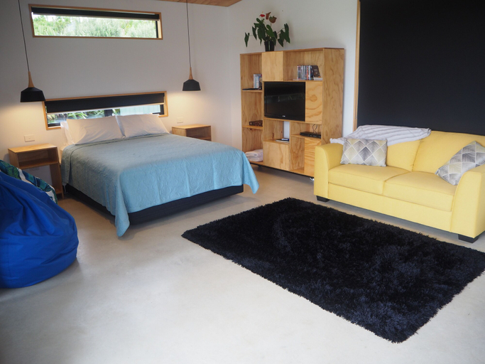 Bedroom 3, Out the Bay, Buller