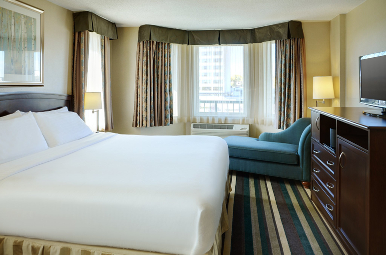 Bedroom 4, Holiday Inn CONFERENCE CTR EDMONTON SOUTH by IHG, Division No. 11