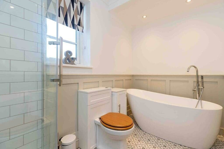 Bathroom 3, Coachmans Cottage, Oxfordshire