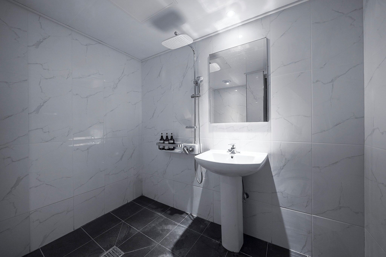 Bathroom 3, Duruwa Hotel, Gyeyang