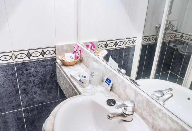 Bathroom 3, Hotel Residencia Castellano I, Salamanca