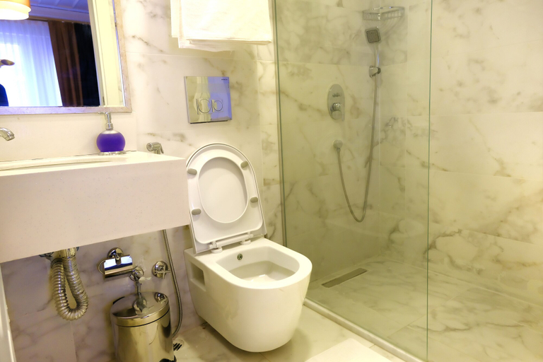 Bathroom 5, Olympos Garden Hotel, Beyoğlu