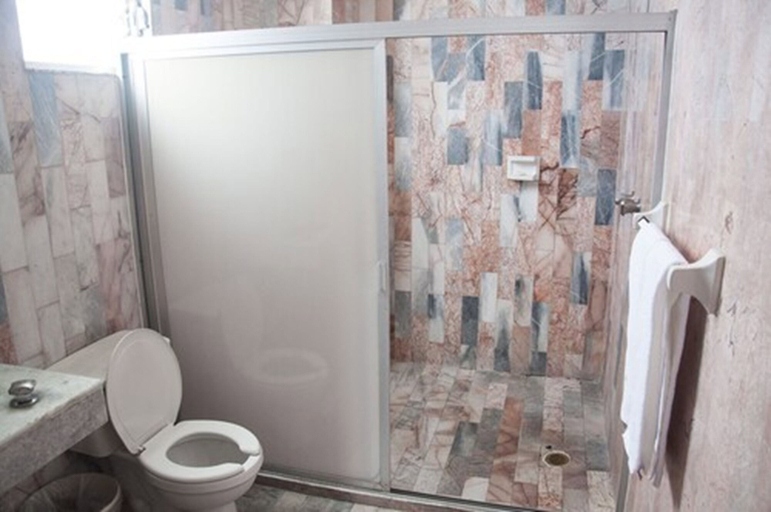 Bathroom 5, Dorados Acapulco, Acapulco de Juárez