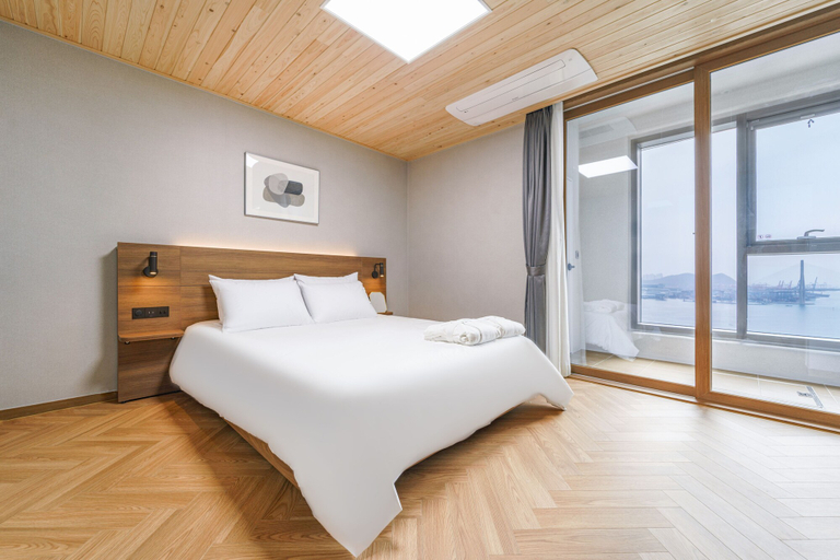 Bedroom 2, Le collective Busan station, Dong