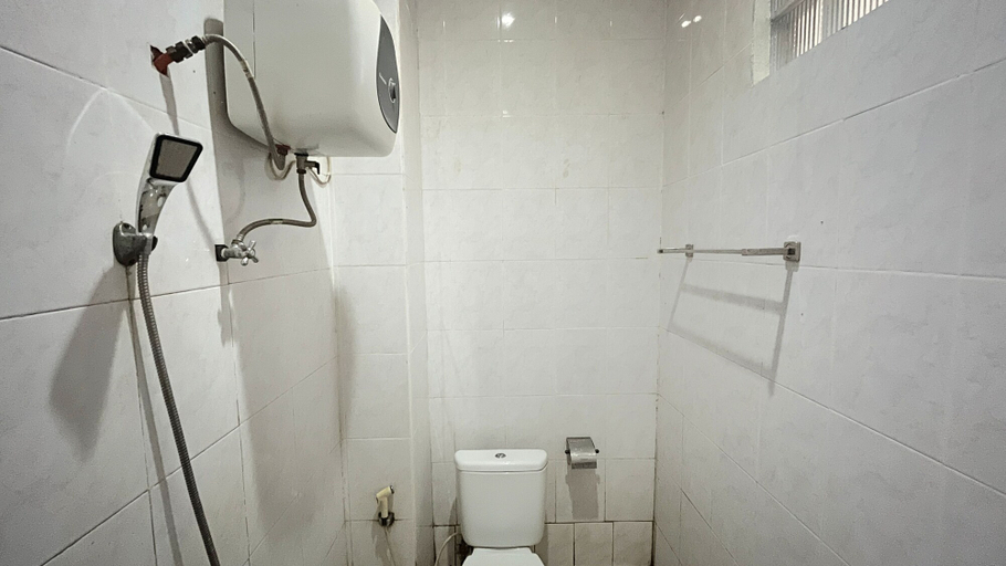 Bathroom, Hotel O Kost Biru, Makassar