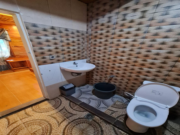 Bathroom 4, Penginapan Kamuna Garden 1, Karo