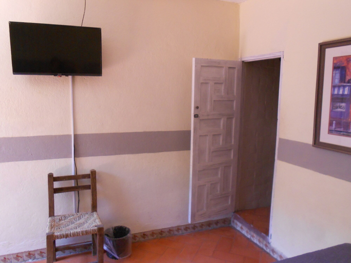 Others, Hotel Parrokia, Allende