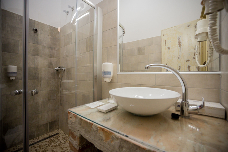 Bathroom 5, Hotel Carpe Diem, Siófok