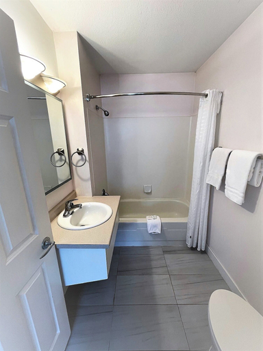 Bathroom 5, Super 8 by Wyndham Lake Country/Winfield Area Airport North, Central Okanagan