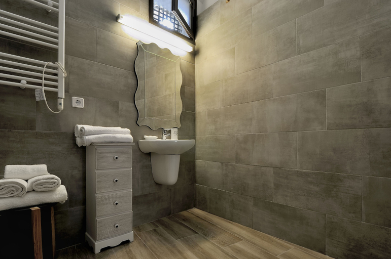 Bathroom 4, Plaza Sandra, Cáceres