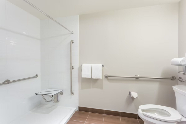 Bathroom 5, Microtel Inn & Suites By Wyndham Val-d Or, Vallée-de-l'Or