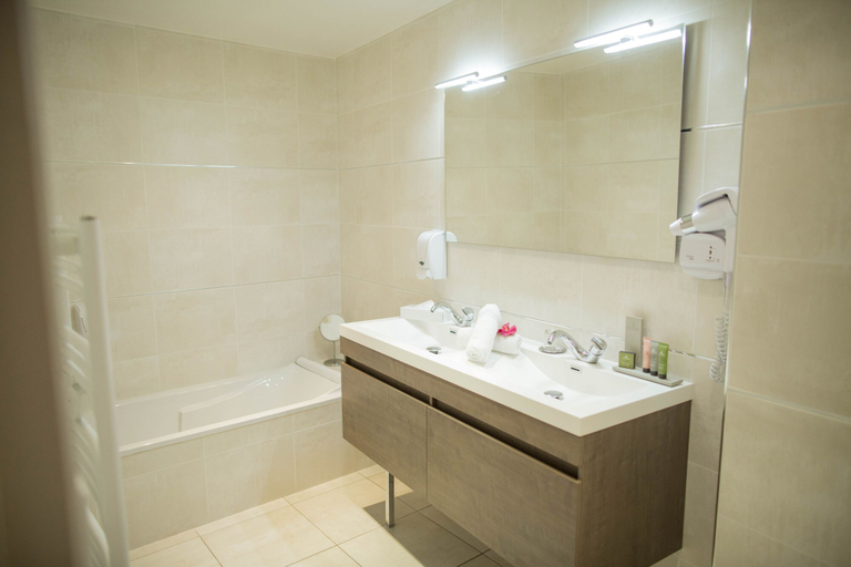 Bathroom 5, Hôtel Holidays & Work, Var