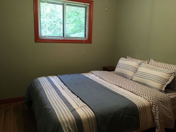 Bedroom 3, TO Stays - Waterfront Lake House Retreat, Parry Sound