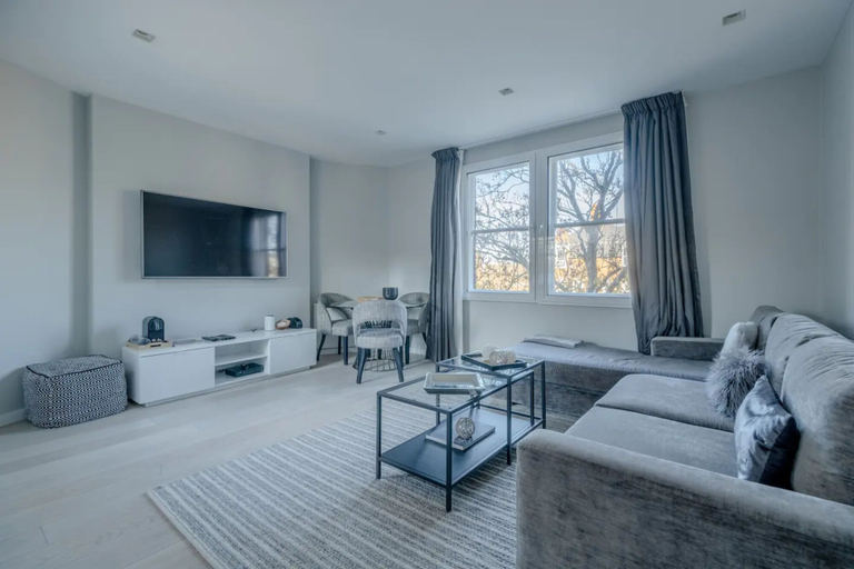 Others 5, Modern and Luxurious 2 Bedroom Flat - Barons Court, London
