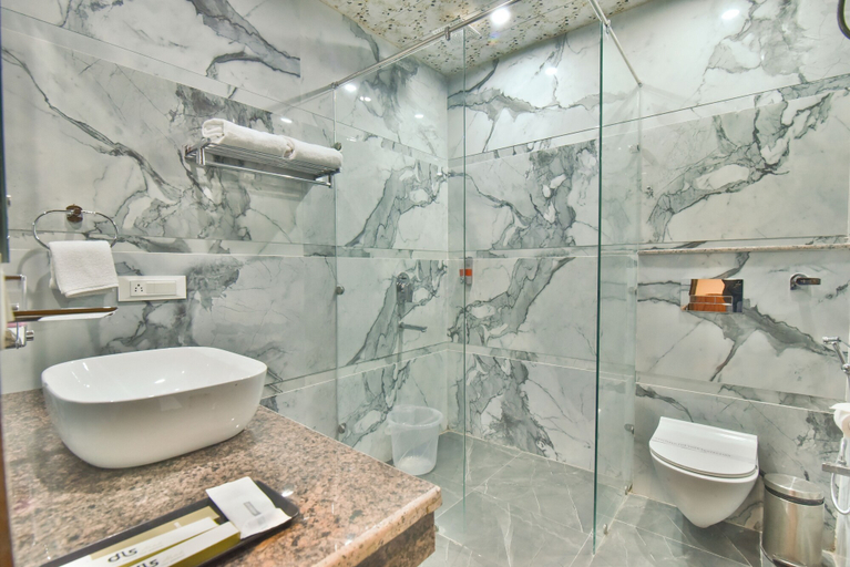 Bathroom 3, Ark Holiday Inn By DLS Hotels, Chamba