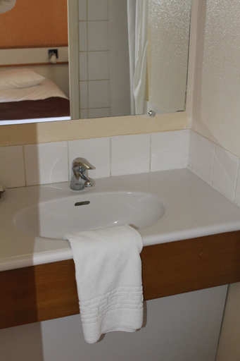Bathroom 4, Hotel Château-Thierry Centre, Aisne