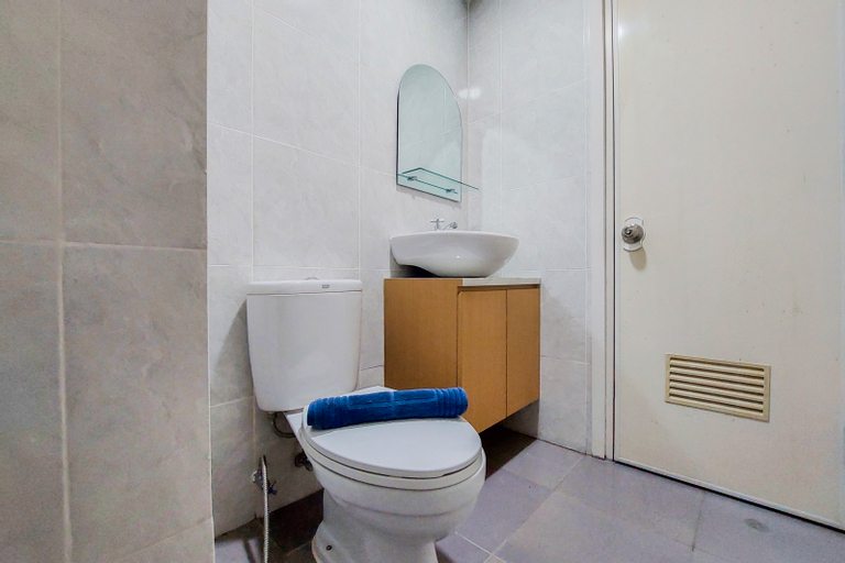Bedroom 4, Comfortable and Warm 2BR Parkland Avenue Apartment By Travelio, South Tangerang
