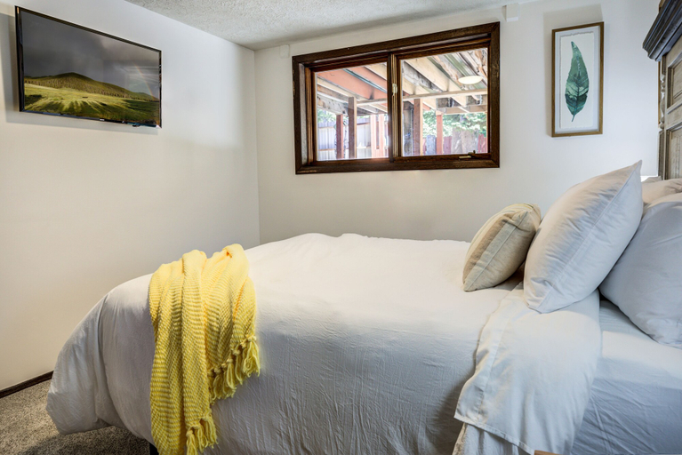 Bedroom 2, Geyser Getaway, Gallatin