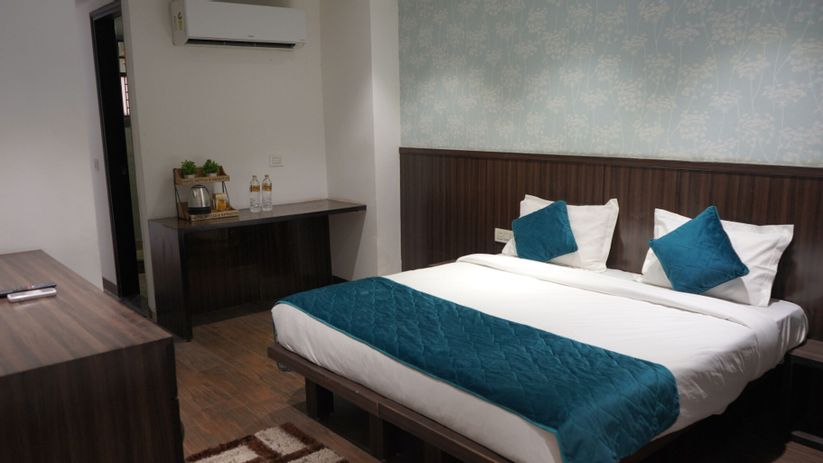 Bedroom 1, Qotel Hotel Rajouri Garden, West