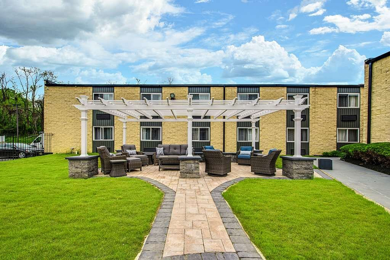 Exterior & Views 2, SureStay Plus Hotel by Best Western McGuire AFB Ja, Burlington
