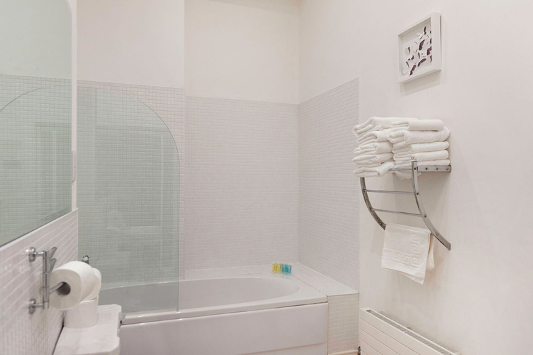 Bathroom 3, Metrostays - O'Connell Street 84-1, Dublin