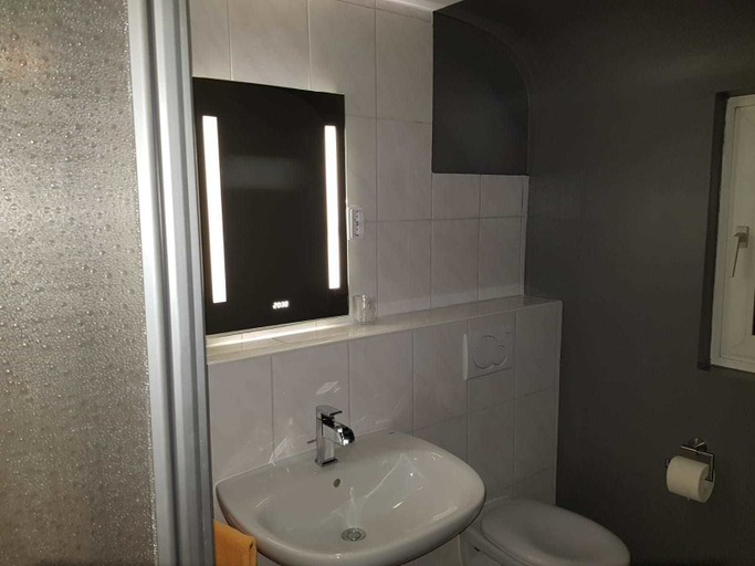 Bathroom 5, Hotel Krone UG, Rottweil