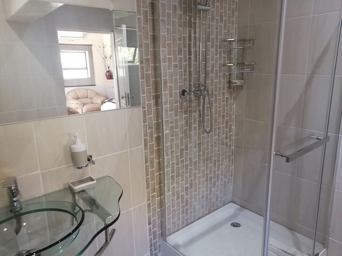 Bathroom 2, Thatchers Guest Rooms, Lejweleputswa