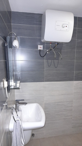 Bathroom 3, ADESHIE FIE HOTEL, Wassa West