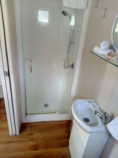 Bathroom 5, Opunake Beach Kiwi Holiday Park, South Taranaki