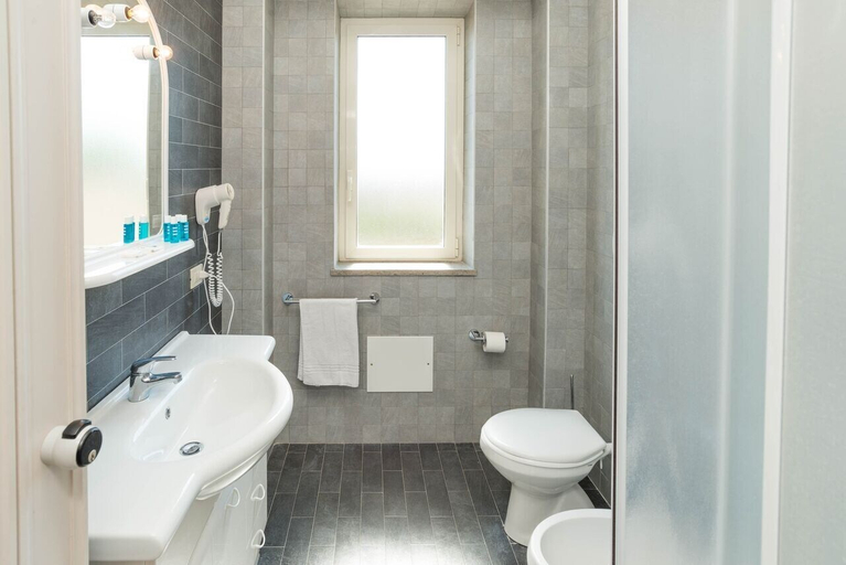 Bathroom 5, Hotel Baia Del Sole, Roma
