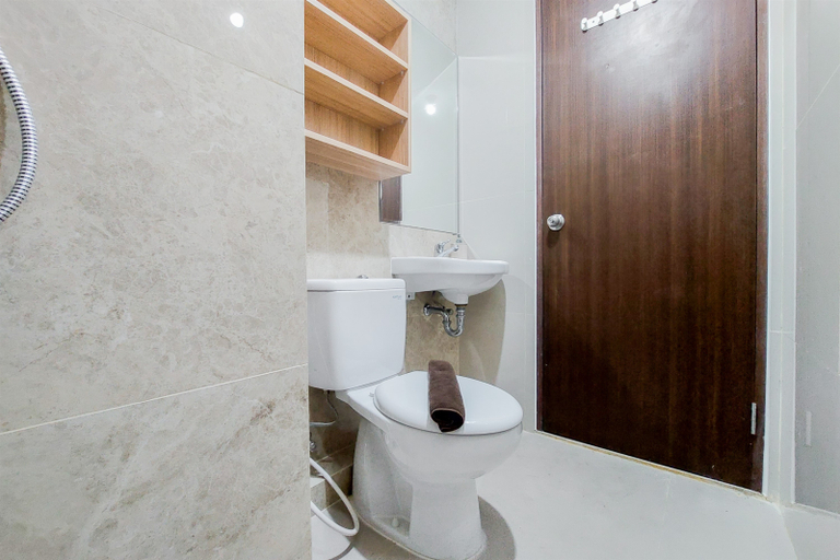 Bathroom 5, Comfort 1BR at Transpark Bintaro Apartment By Travelio, South Tangerang