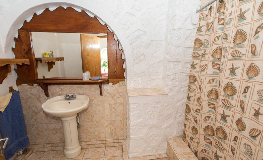 Bathroom 4, Blue Cave Castles