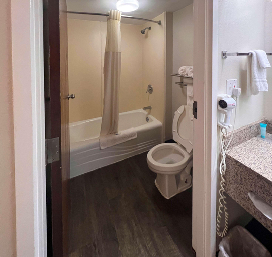 Bathroom 4, Quality Inn, Baldwin