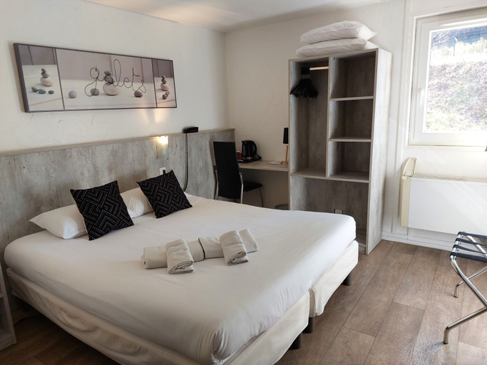 Bedroom 4, Brit Hotel Bosquet, Aude