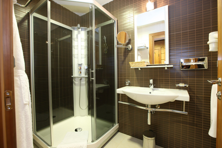 Bathroom, Polyana 1389 Hotel & Spa, Sochi gorsovet