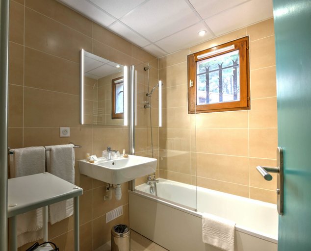 Bathroom 4, Best Western Domaine de Roquerousse, Bouches-du-Rhône