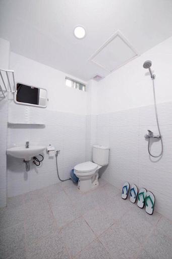 Bathroom 4, Sky Motel Kalaw, Taunggye