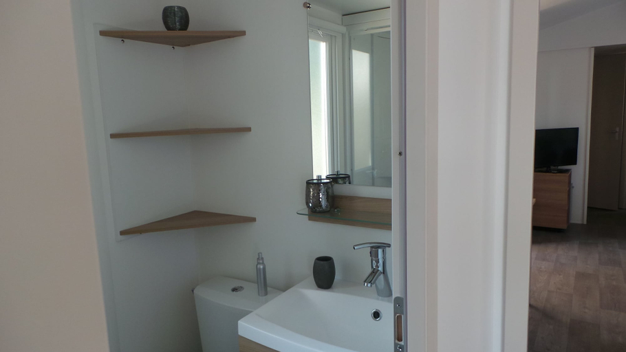 Bathroom 3, Boost Locamobil 17 Bonne Anse Plage, Charente-Maritime