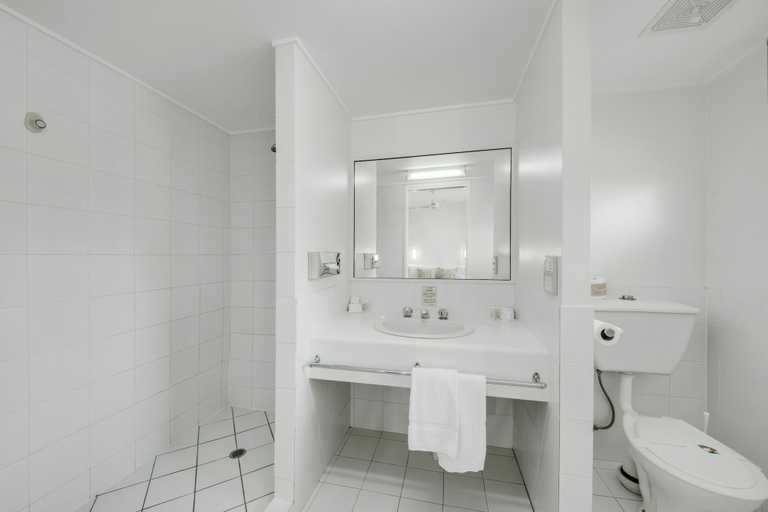 Bathroom 4, Reef Adventureland Motel, Calliope - Pt A