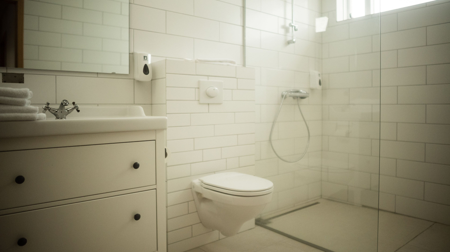 Bathroom, The View Apartments, Breiðdalshreppur