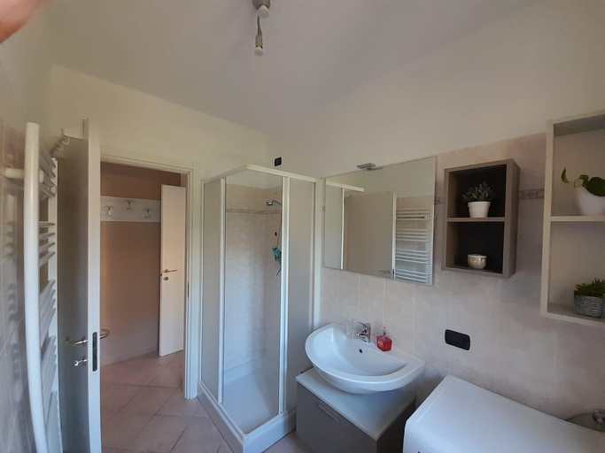 Bathroom 3, Marco Apartment - Holiday Apartment Luino, Varese
