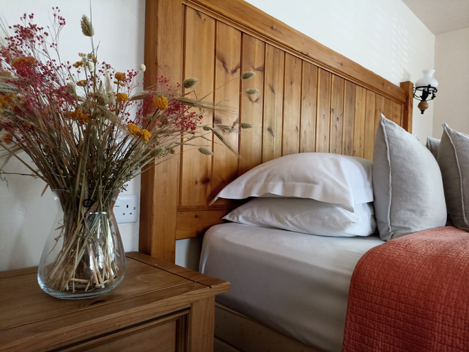 Bedroom 2, Gwaelod Y Garth Inn, Cardiff