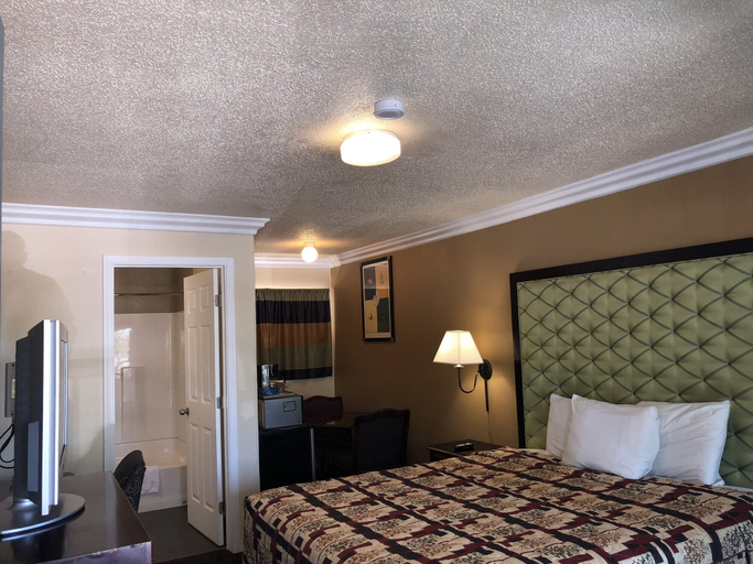 Bedroom 4, Lamplighter Motel, Lake