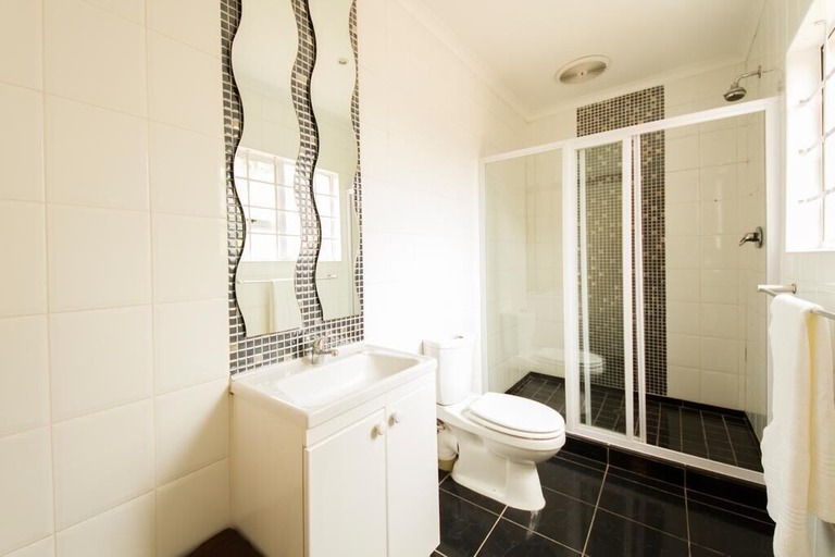 Bathroom 4, @ Abelia Guest House, City of Cape Town