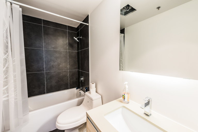 Bathroom 4, Gladstone Suites - Toronto Central, Toronto