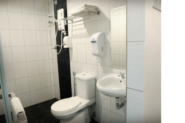 Bathroom 4, Brezza Hotel, Manjung