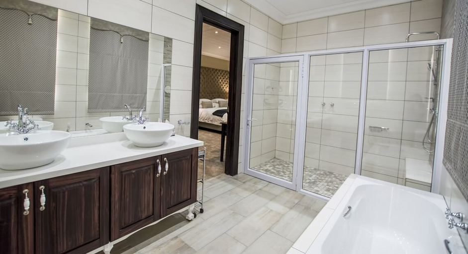 Bathroom 5, Border Hotel, Frances Baard